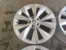 Laden Sie das Bild in den Galerie-Viewer, 4x Alufelge 18 Zoll 8.0" 5x112 44ET Glanz Silber 3V0601025R Skoda Superb I FEL9140175262zy