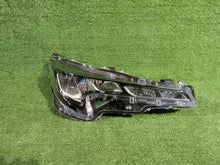 Load image into Gallery viewer, Frontscheinwerfer Toyota Corolla 81110-02S60 Rechts Scheinwerfer Headlight SCH2087385038ea