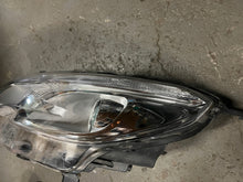 Laden Sie das Bild in den Galerie-Viewer, Frontscheinwerfer Peugeot 2008 90106472 Links Scheinwerfer Headlight SCH1819981441yn