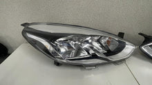 Laden Sie das Bild in den Galerie-Viewer, Frontscheinwerfer Ford Fiesta H1BB-13W029-AD H1BB-13W030-AD Rechts oder Links SCH9663208604ft