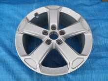 Laden Sie das Bild in den Galerie-Viewer, 1x Alufelge 17 Zoll 7.0&quot; 5x112 45ET Silber 81A071497 Audi Q2 Rim Wheel