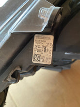 Laden Sie das Bild in den Galerie-Viewer, Frontscheinwerfer Toyota Auris 81110-02S60 Links Scheinwerfer Headlight