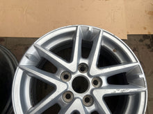 Laden Sie das Bild in den Galerie-Viewer, 1x Alufelge 16 Zoll 6.5&quot; 5x114.3 45ET Glanz Silber PZ49P-E0672 Toyota Avensis