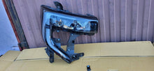 Laden Sie das Bild in den Galerie-Viewer, Frontscheinwerfer Renault Master I 260106174R 1ST191423HL2504298759 Rechts SCH8985591211qs