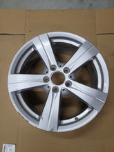 Laden Sie das Bild in den Galerie-Viewer, 1x Alufelge 17 Zoll 8.0&quot; 5x112 49,5ET A2064014600 Mercedes-Benz Rim Wheel