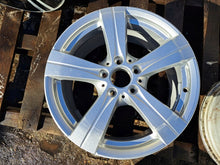 Laden Sie das Bild in den Galerie-Viewer, 1x Alufelge 17 Zoll 8.0" 5x112 49 5ET Glanz Silber A2064014600 Mercedes-Benz FEL4597185239nf