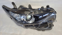 Laden Sie das Bild in den Galerie-Viewer, Frontscheinwerfer Toyota Auris 81110-02K30 Rechts Scheinwerfer Headlight