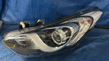 Load image into Gallery viewer, Frontscheinwerfer Hyundai I30 92101-A6080 Links Scheinwerfer Headlight