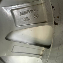 Load image into Gallery viewer, 1x Alufelge 17 Zoll 7.0" 5x112 42ET Glanz Silber 5H0601025 Vw Rim Wheel FEL3237117860bj