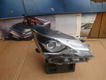 Laden Sie das Bild in den Galerie-Viewer, Frontscheinwerfer Toyota Yaris Rechts Scheinwerfer Headlight