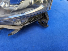 Laden Sie das Bild in den Galerie-Viewer, Frontscheinwerfer Toyota Avensis Xenon Links Scheinwerfer Headlight SCH3427765185he