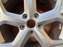 Laden Sie das Bild in den Galerie-Viewer, 1x Alufelge 17 Zoll 7.0" 5x112 40ET Glanz Silber 5FJ071497D Seat Tarraco FEL4381551721jr