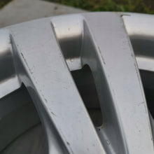 Load image into Gallery viewer, 1x Alufelge 16 Zoll 6.5" 5x114.3 46ET Glanz Silber 52910-3K250 Hyundai I FEL4395855164eb