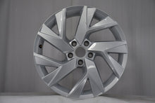 Laden Sie das Bild in den Galerie-Viewer, 1x Alufelge 18 Zoll 7.0" 5x112 43ET Glanz Silber 5NN601025P VW Rim Wheel FEL3522267782zh