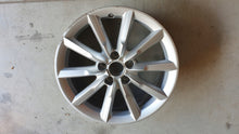 Laden Sie das Bild in den Galerie-Viewer, 1x Alufelge 17 Zoll 7.0&quot; 5x112 43ET Glanz Silber 8U0601025S Audi Rim Wheel