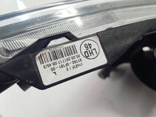 Laden Sie das Bild in den Galerie-Viewer, Frontscheinwerfer Toyota Verso 811500F161-00 Ein Stück (Rechts oder Links)