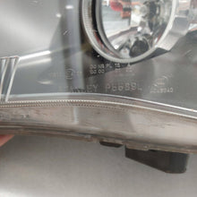 Laden Sie das Bild in den Galerie-Viewer, Frontscheinwerfer Mitsubishi Outlander II P5589L A048040P5589L Rechts oder Links