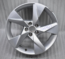 Laden Sie das Bild in den Galerie-Viewer, 1x Alufelge 17 Zoll 6.5&quot; 5x100 40ET Glanz Silber 657601025C Skoda Scala Kamiq