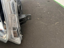 Laden Sie das Bild in den Galerie-Viewer, Frontscheinwerfer Mercedes-Benz Sprinter A9109065700 LED Rechts oder Links