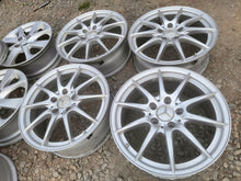 Laden Sie das Bild in den Galerie-Viewer, 4x Alufelge 17 Zoll 6.5" 5x112 49ET Glanz Silber A2464010102 Mercedes-Benz FEL6698272777in