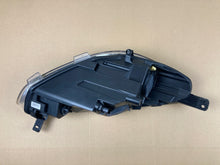 Laden Sie das Bild in den Galerie-Viewer, Frontscheinwerfer Ford Fiesta I H1BB-13W030-AD Ein Stück (Rechts oder Links) SCH2270005391ie