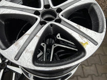 Laden Sie das Bild in den Galerie-Viewer, 1x Alufelge 18 Zoll 8.0&quot; 5x112 43ET Glanz A2134011400 Mercedes-Benz W213