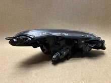 Laden Sie das Bild in den Galerie-Viewer, Frontscheinwerfer Toyota Yaris Links Scheinwerfer Headlight SCH2165661669sc