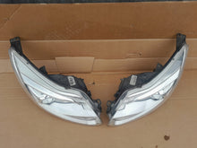 Laden Sie das Bild in den Galerie-Viewer, Frontscheinwerfer Ford Focus BM51-13D154-AE Xenon Ein Stück (Rechts oder Links) SCH7052739941lt