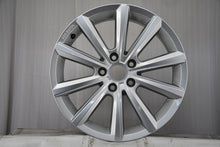 Laden Sie das Bild in den Galerie-Viewer, 1x Alufelge 17 Zoll 7.5" 5x112 45ET Glanz Silber 2GA601025M VW T-Roc Troc FEL1620897972iz