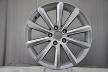 Laden Sie das Bild in den Galerie-Viewer, 1x Alufelge 17 Zoll 7.5" 5x112 45ET Glanz Silber 2GA601025M VW T-Roc Troc FEL1620897972iz