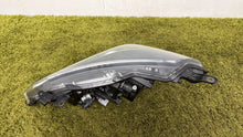 Laden Sie das Bild in den Galerie-Viewer, Frontscheinwerfer Toyota Yaris LED Rechts Scheinwerfer Headlight SCH5508106489zz