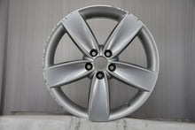 Laden Sie das Bild in den Galerie-Viewer, 1x Alufelge 17 Zoll 7.0" 5x112 46ET Glanz Silber 6R0601025A VW Rim Wheel FEL8702483558ga