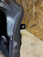 Laden Sie das Bild in den Galerie-Viewer, Frontscheinwerfer Mercedes-Benz Sprinter A9068202461 Rechts Headlight