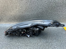 Laden Sie das Bild in den Galerie-Viewer, Frontscheinwerfer Toyota Yaris Rechts Scheinwerfer Headlight SCH6255119249fm