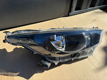 Load image into Gallery viewer, Frontscheinwerfer Toyota Yaris Rechts Scheinwerfer Headlight