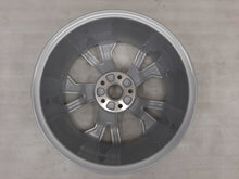 Laden Sie das Bild in den Galerie-Viewer, 1x Alufelge 17 Zoll 7.0&quot; 5x112 45ET Glanz Silber 5E0601025 Skoda Octavia Iii