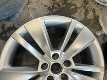 Laden Sie das Bild in den Galerie-Viewer, 1x Alufelge 18 Zoll 7.0" 5x112 43ET Glanz Silber 565601025C Skoda I Rim Wheel FEL4041466313it