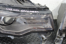Laden Sie das Bild in den Galerie-Viewer, Frontscheinwerfer Jeep Grand Cherokee Wk2 68144708AE 68144709AE Ein Satz SCH8676236634vu