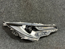 Laden Sie das Bild in den Galerie-Viewer, Frontscheinwerfer Toyota Corolla 81110-02S70 LED Ein Stück (Rechts oder Links)