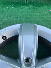 Laden Sie das Bild in den Galerie-Viewer, 1x Alufelge 16 Zoll 6.0" 5x112 43ET Glanz Silber 2GA071496A VW T-Roc I Rim Wheel FEL8897686499nf