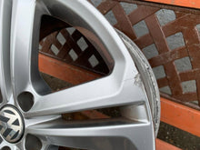 Laden Sie das Bild in den Galerie-Viewer, 1x Alufelge 17 Zoll 7.5&quot; 5x112 47ET Glanz Silber 3AA601025M VW Passat B7