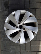 Load image into Gallery viewer, 1x Alufelge 17 Zoll 7.5" 5x112 51ET Glanz Silber 5H0601025C VW Golf Rim Wheel FEL1546375478qz