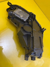 Laden Sie das Bild in den Galerie-Viewer, Frontscheinwerfer Audi B9 8W0941035J LED Ein Stück (Rechts oder Links) Headlight