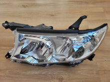 Laden Sie das Bild in den Galerie-Viewer, Frontscheinwerfer Toyota Land Cruiser 8115060N10 Links Scheinwerfer Headlight SCH2021637142ep