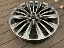 Laden Sie das Bild in den Galerie-Viewer, 1x Alufelge 20 Zoll 8.0&quot; 5x100 40ET Toyota Highlander Rim Wheel