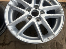 Laden Sie das Bild in den Galerie-Viewer, 1x Alufelge 16 Zoll 6.5&quot; 5x114.3 45ET Glanz Silber PZ49P-E0672 Toyota Avensis