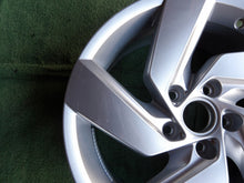 Laden Sie das Bild in den Galerie-Viewer, 1x Alufelge 17 Zoll 7.5" 5x112 51ET Glanz Silber 5H0601025E VW Golf Viii FEL7605240307xc
