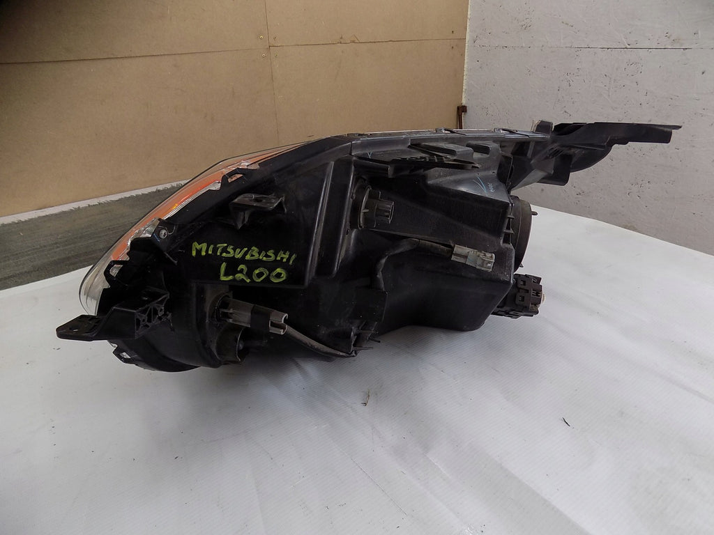 Frontscheinwerfer Mitsubishi L200 8301D154 Rechts Scheinwerfer Headlight