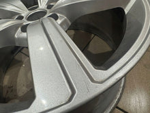 Laden Sie das Bild in den Galerie-Viewer, 1x Alufelge 20 Zoll 9.0" 5x112 38ET Glanz Silber 4KE601025S Audi E-Tron FEL7412891064ny
