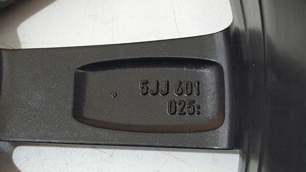 1x Alufelge 17 Zoll 7.0" 5x100 46ET 5JJ601025 Skoda Rapid Rim Wheel